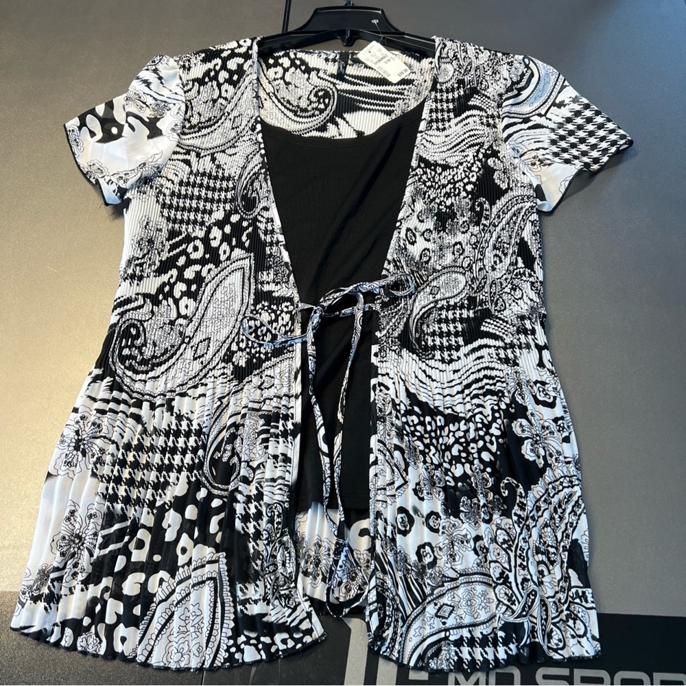 Essentials By Milano Women’s 1X Plus Blouse Black/White Paisley Floral Crepe